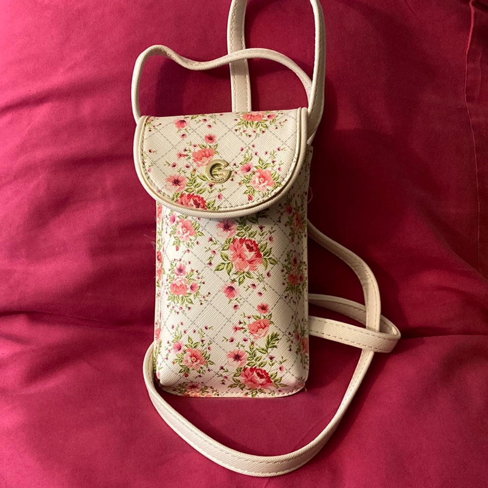 Like new, G by guess crossbody phone bag.
